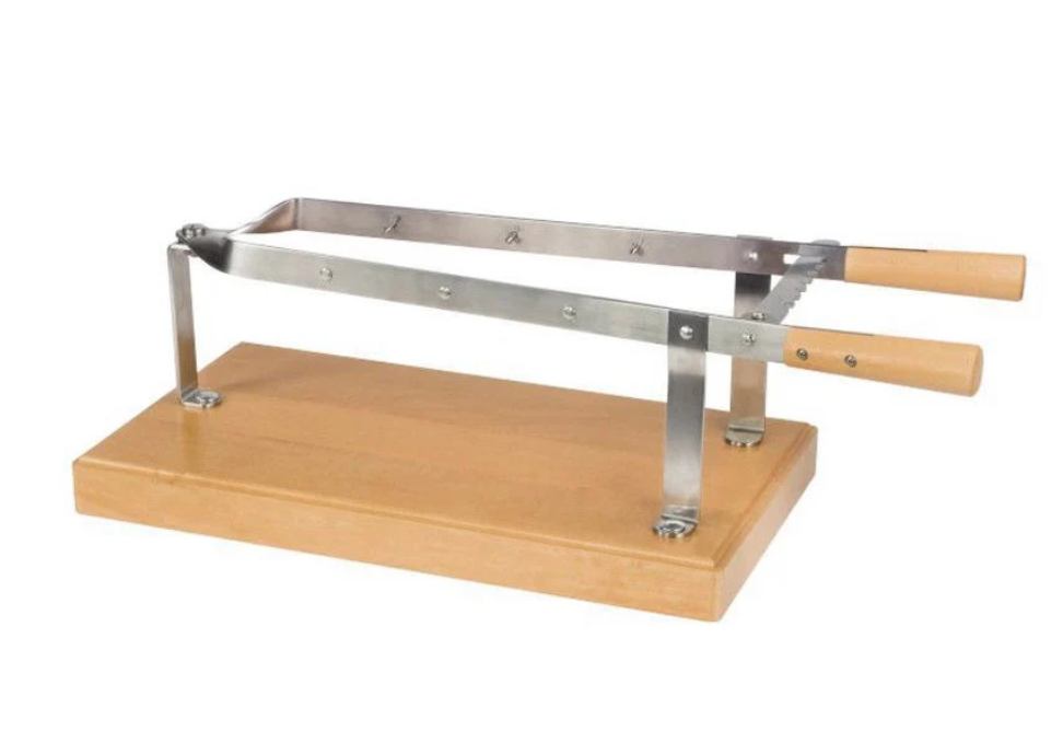 Stalak za pršut – drvena baza + inox stezaljka (25 × 45 × 18 cm)